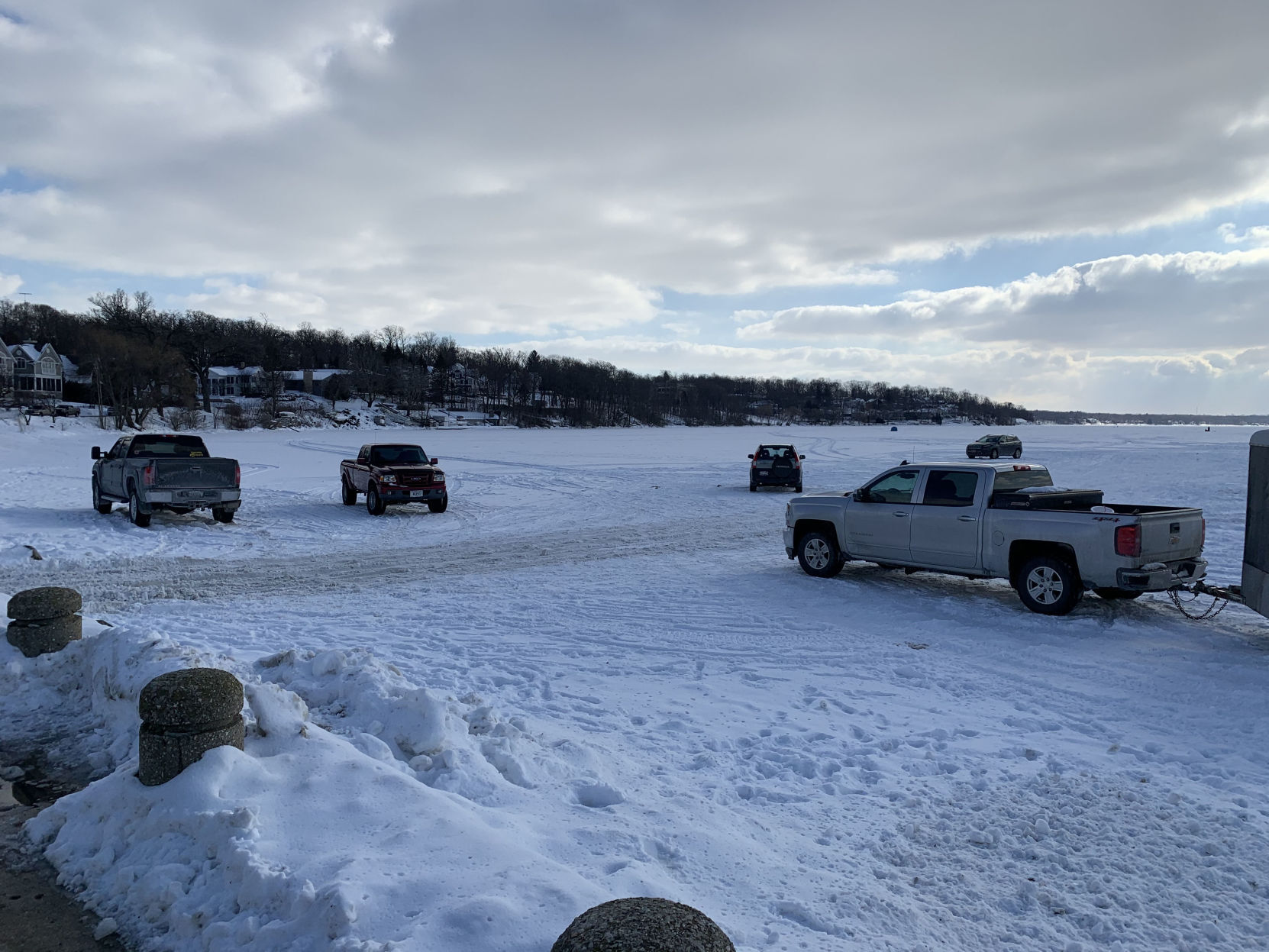 Faraway shot of vehicles on Geneva Lake